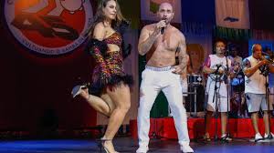 Paolla Oliveira sobe ao palco e dança com namorado, Diogo Nogueira ...