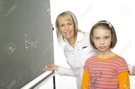 11yo 少女と彼女の教師は、greenboard に立っています。そこは E = Mc2 ...